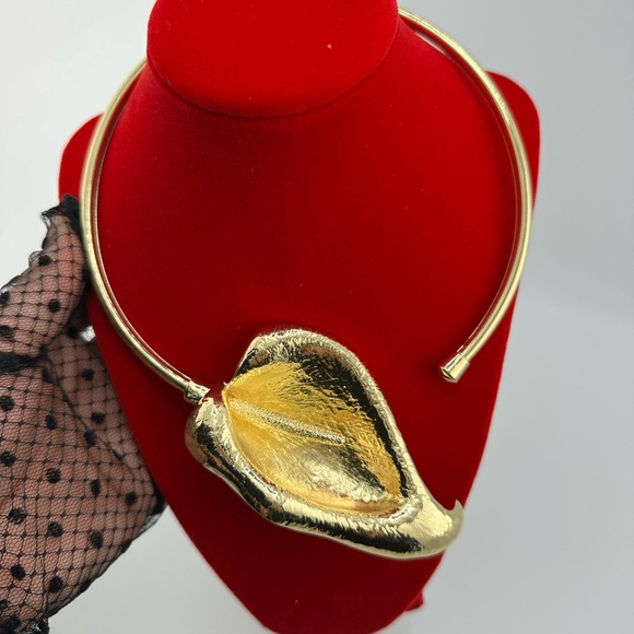 Zara Ethereal Bloom Gold Calla Lily Choker Necklace - Picture 3 of 6